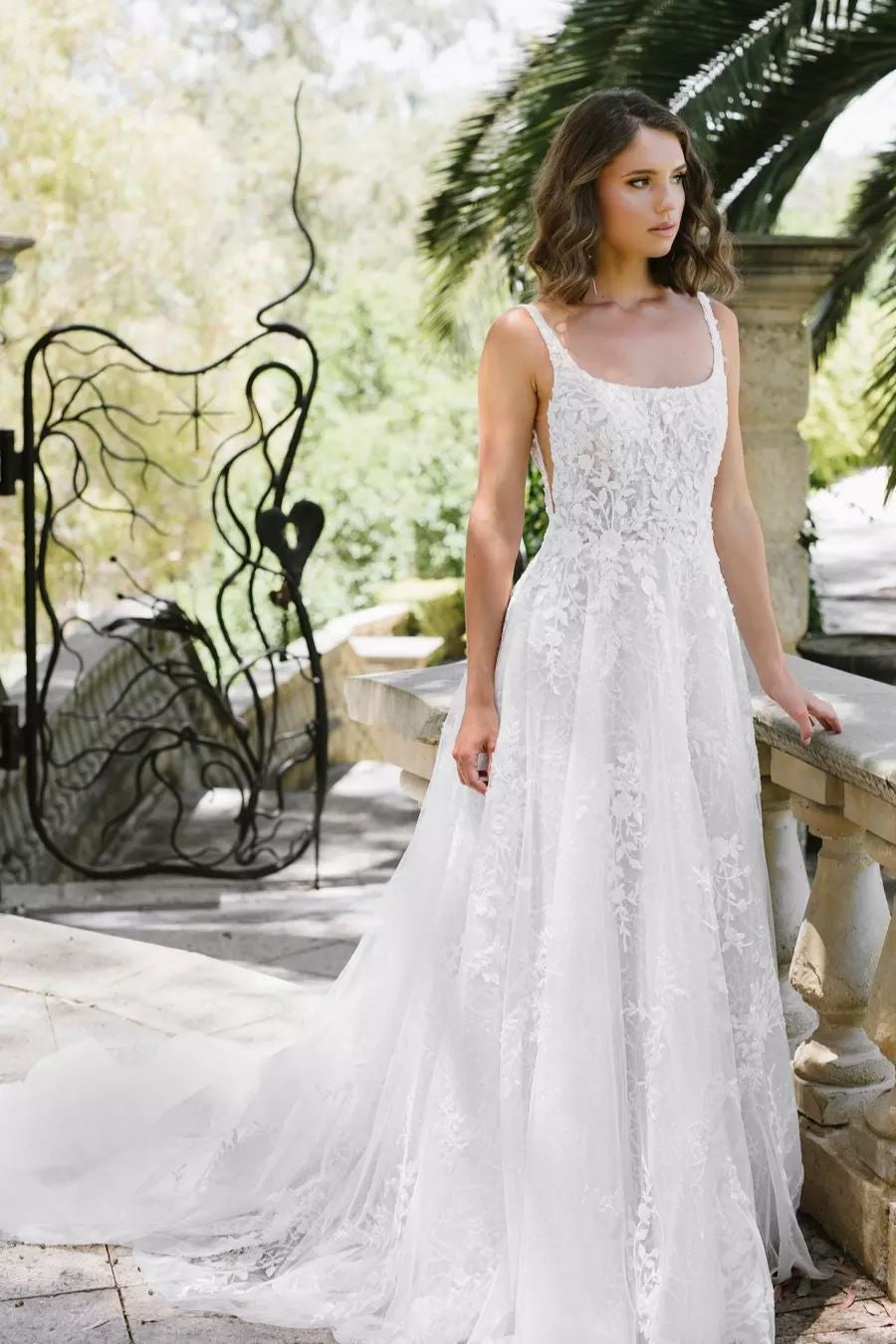 A Line Lace Scoop Sleeveless White Beach Wedding Dress Bridal Gown With Appliques