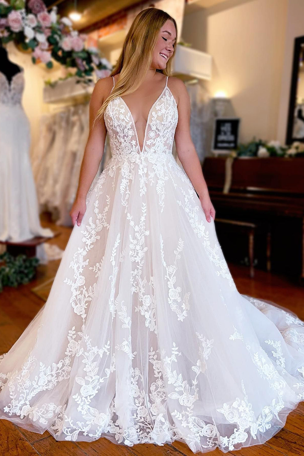 Dreamyannie Women Wedding Dress Delicate Ivory A-Line Spaghetti Straps Long Lace Bridal Dress Dreamyannie UK Dreamyannie Women Wedding Dress Delicate Ivory A-Line Spaghetti Straps Long Lace Bridal Dress Dreamyannie UK