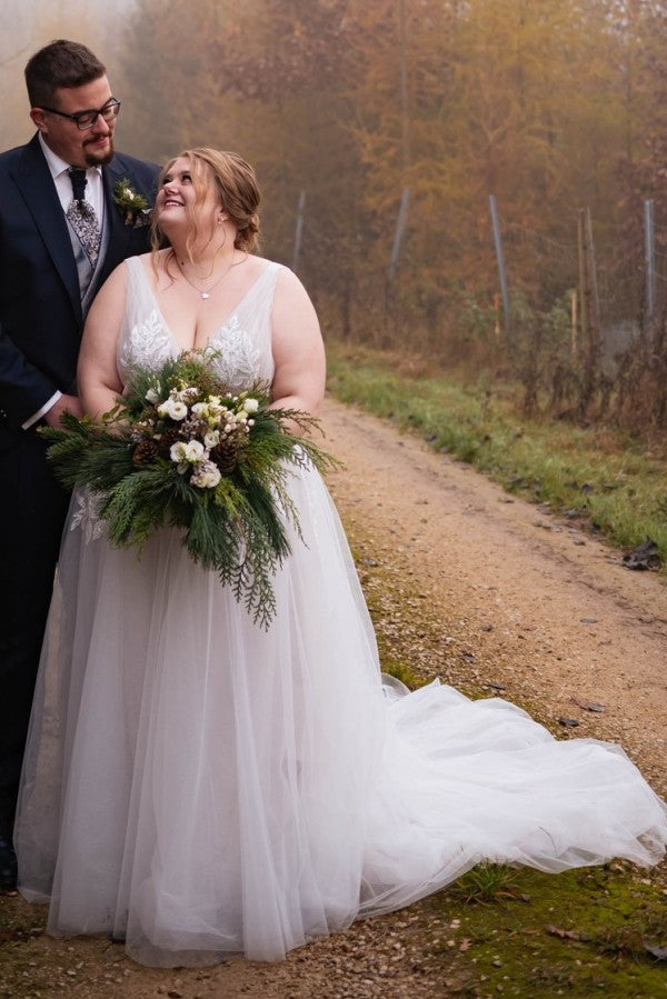 Dreamyannie V Neck Beach Plus Size Wedding Dress A Line Tulle Bridal Gown with Lace Appliques
