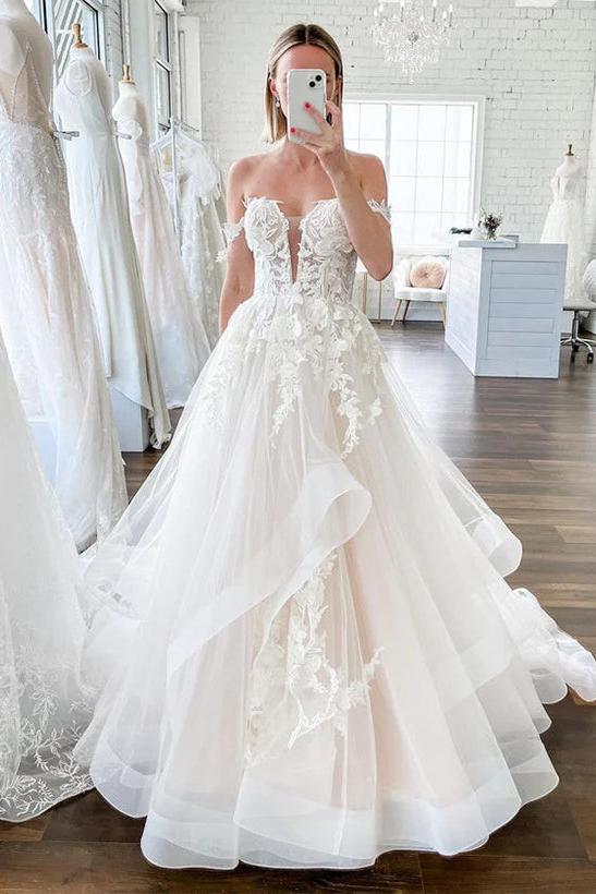 Elegant Lace/Tulle Wedding Dresses With Cascading Ruffles/Appliques Lace