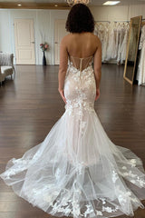 Enchanting Ivory Mermaid Sweetheart Beach Wedding Dress with Lace Details