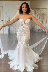 Enchanting Ivory Mermaid Sweetheart Beach Wedding Dress with Lace Details