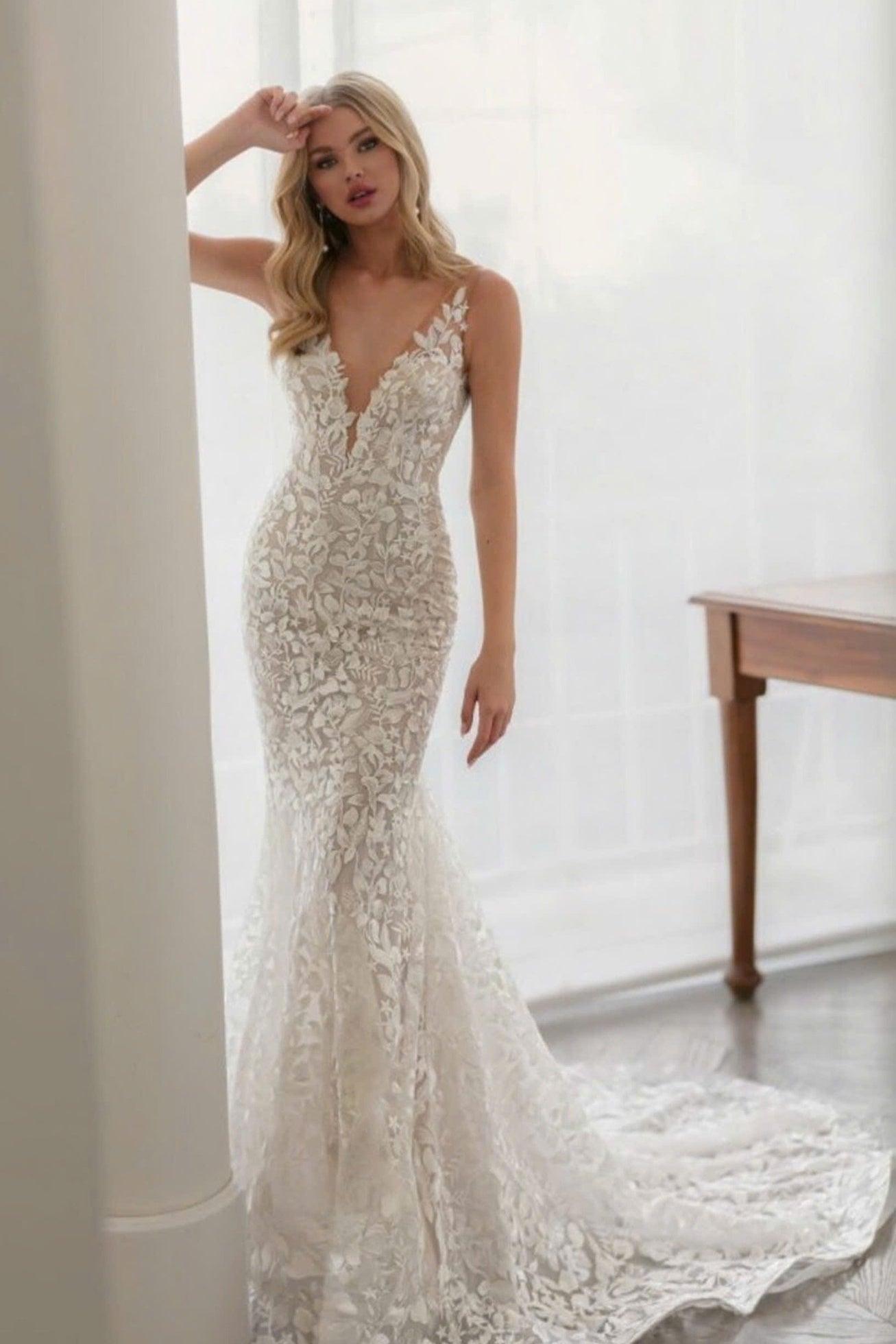 Ivory Spaghetti Straps Mermaid Beach Wedding Dress Lace Appliques Bridal Dress with Sweep Train