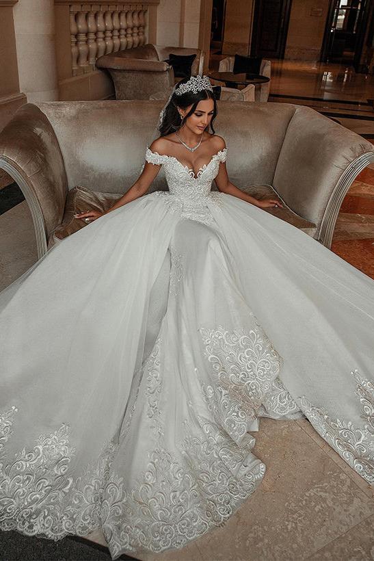 Off-The-Shoulder Sleeveless Wedding Dresses With Appliques Lace