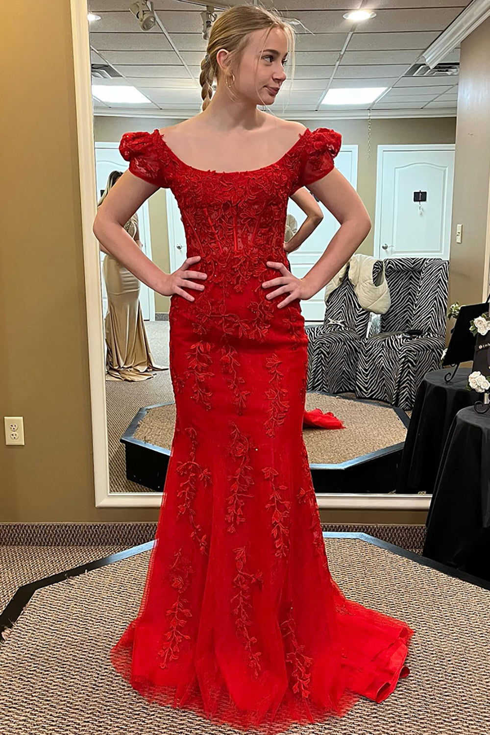 Red Prom Dress Appliqued Round Neck Mermaid Formal Dress With Puff Sleeves