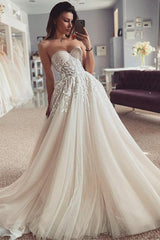 Sweetheart Sleeveless Lace/Tulle Wedding Dresses with A-Line Cut and Sweep Train