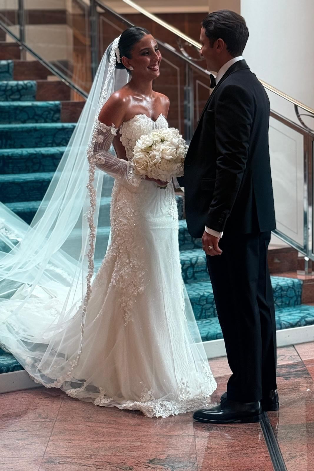 White Wedding Dress Mermaid Lace Sweetheart Sleeveless Long Tulle Bridal Gown With Appliques