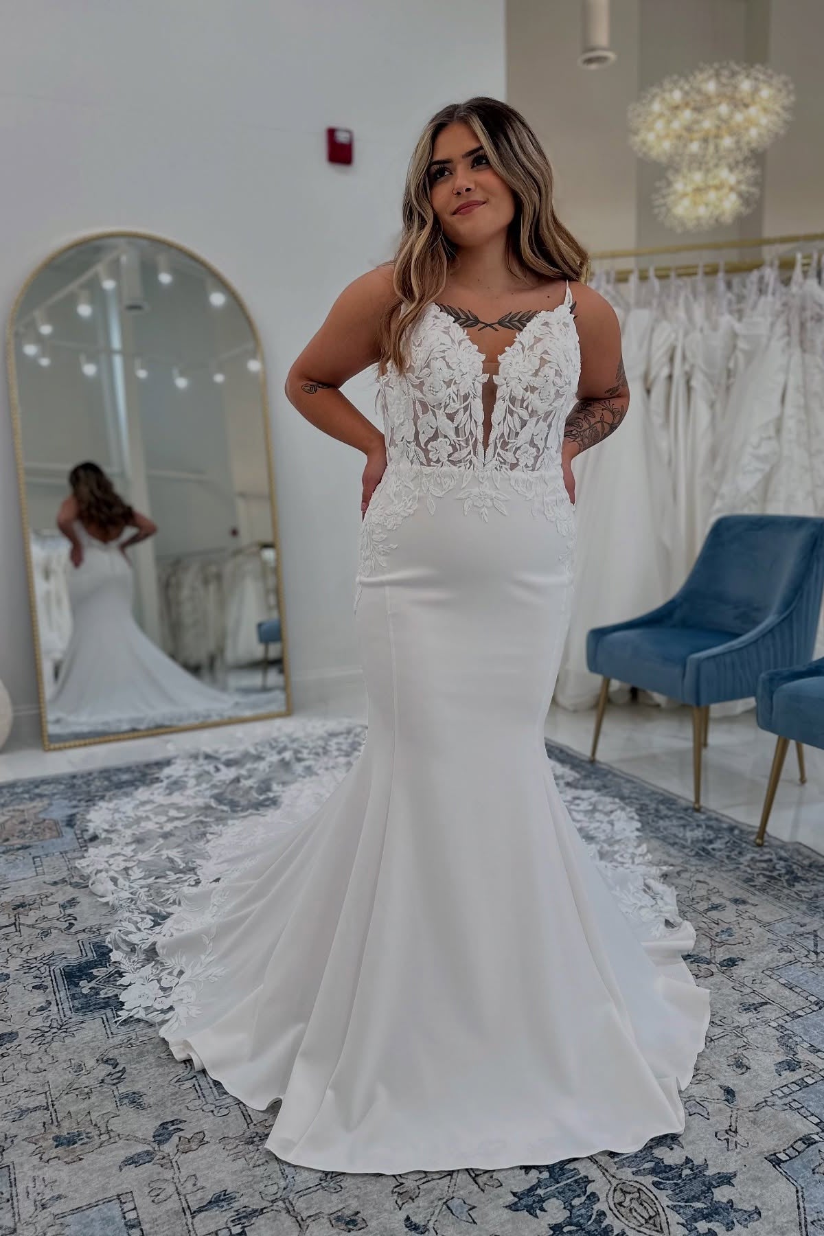 White Wedding Dress Mermaid Spaghetti Straps Sleeveless Lace Chapel Train Satin Bridal Gown With Appliques