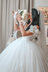 White Wedding Dress Sweetheart Ball Gown Off The Shoulder Sleeveless Cathedral Train Ruffles Tulle Bridal Gown