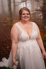 Dreamyannie V Neck Beach Plus Size Wedding Dress A Line Tulle Bridal Gown with Lace Appliques