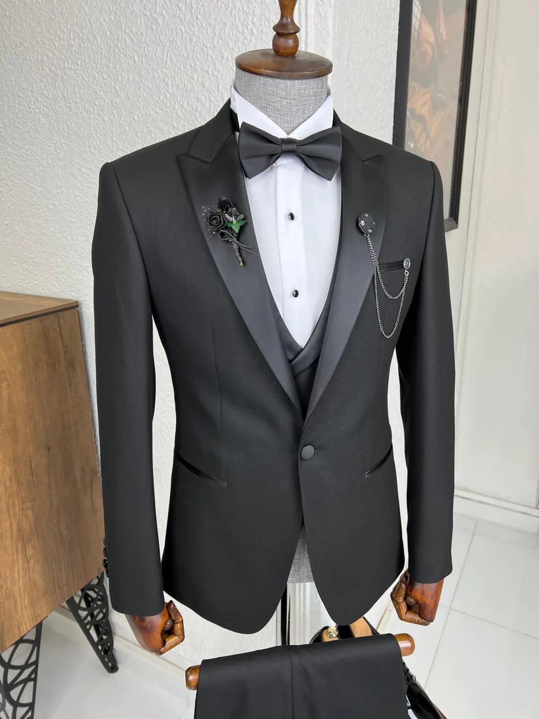 Formal Black Peaked Lapel 3-Piece Business Suit for Men