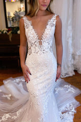 Elegant White V-Neck Mermaid Long Lace Wedding Dress