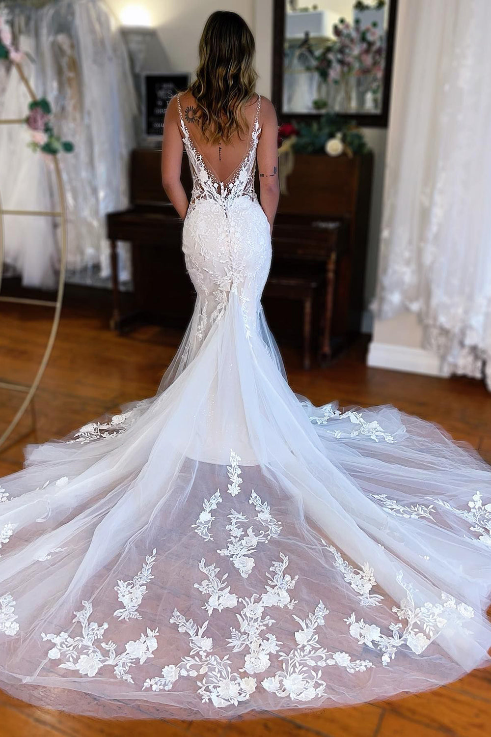 Elegant White V-Neck Mermaid Long Lace Wedding Dress