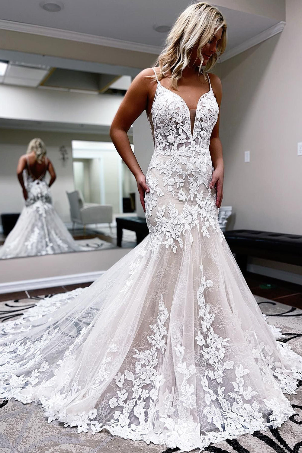 Romantic Ivory Lace Mermaid Backless Long Wedding Dress