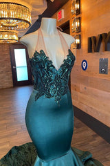 Elegant Dark Green Halter Evening Dress with Sleeveless Appliques