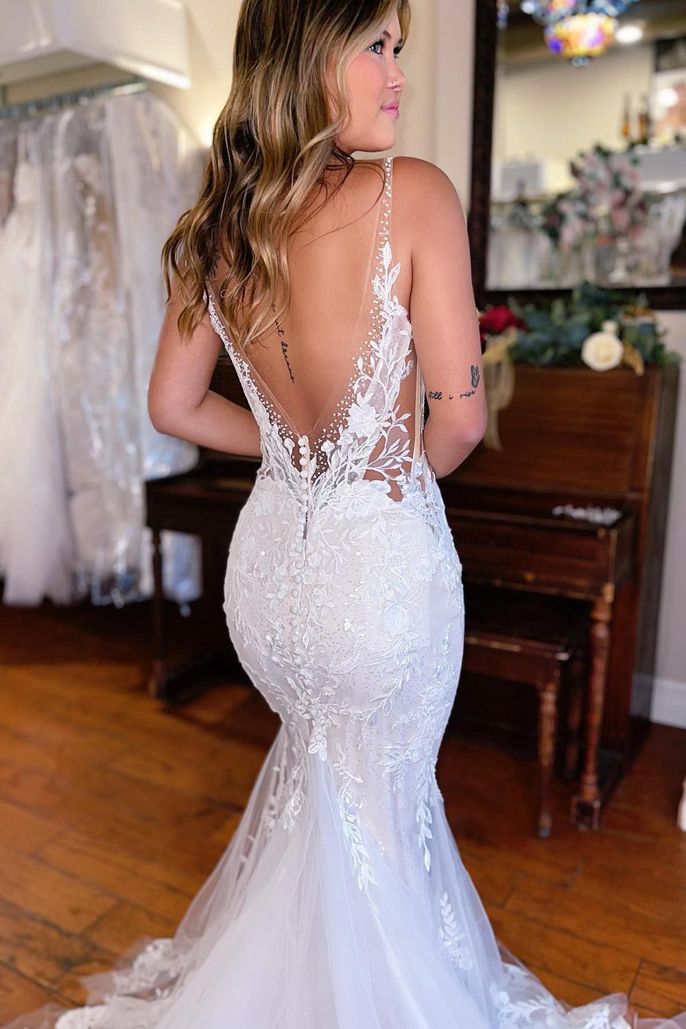 Elegant White V-Neck Mermaid Long Lace Wedding Dress