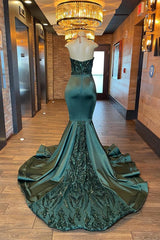 Elegant Dark Green Halter Evening Dress with Sleeveless Appliques