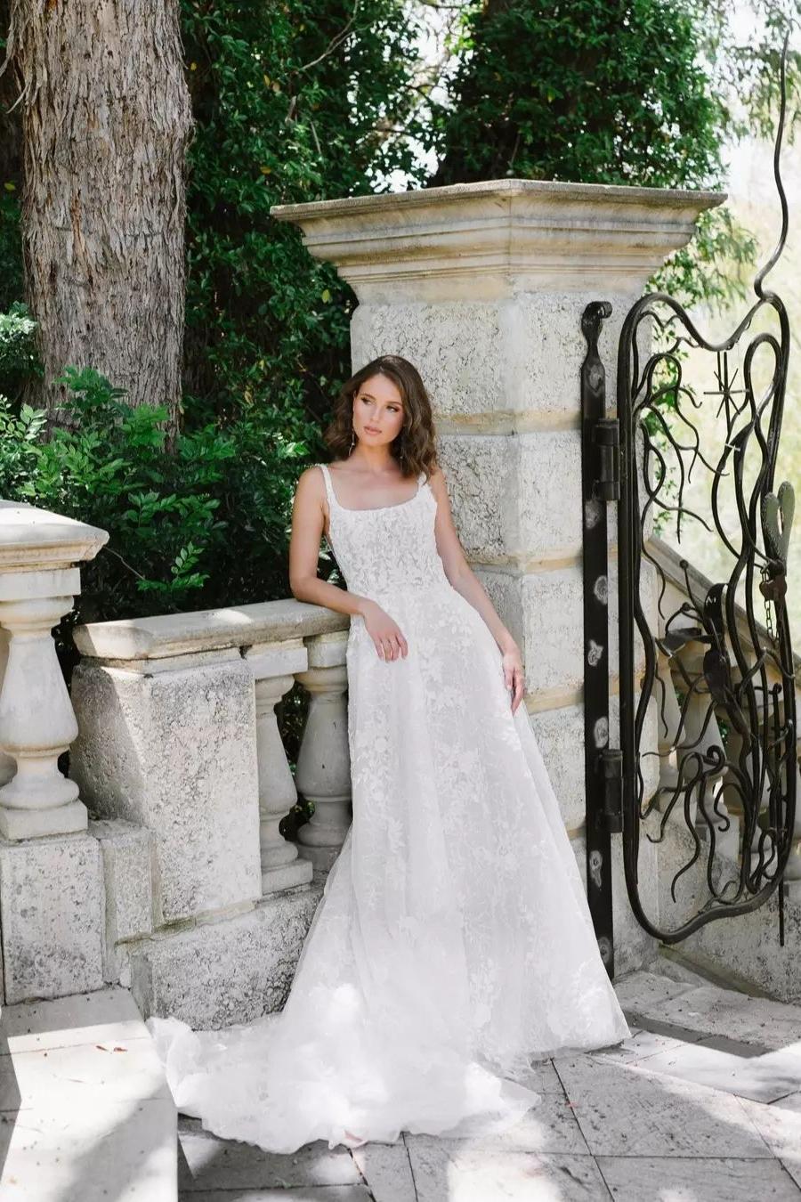 A Line Lace Scoop Sleeveless White Beach Wedding Dress Bridal Gown With Appliques