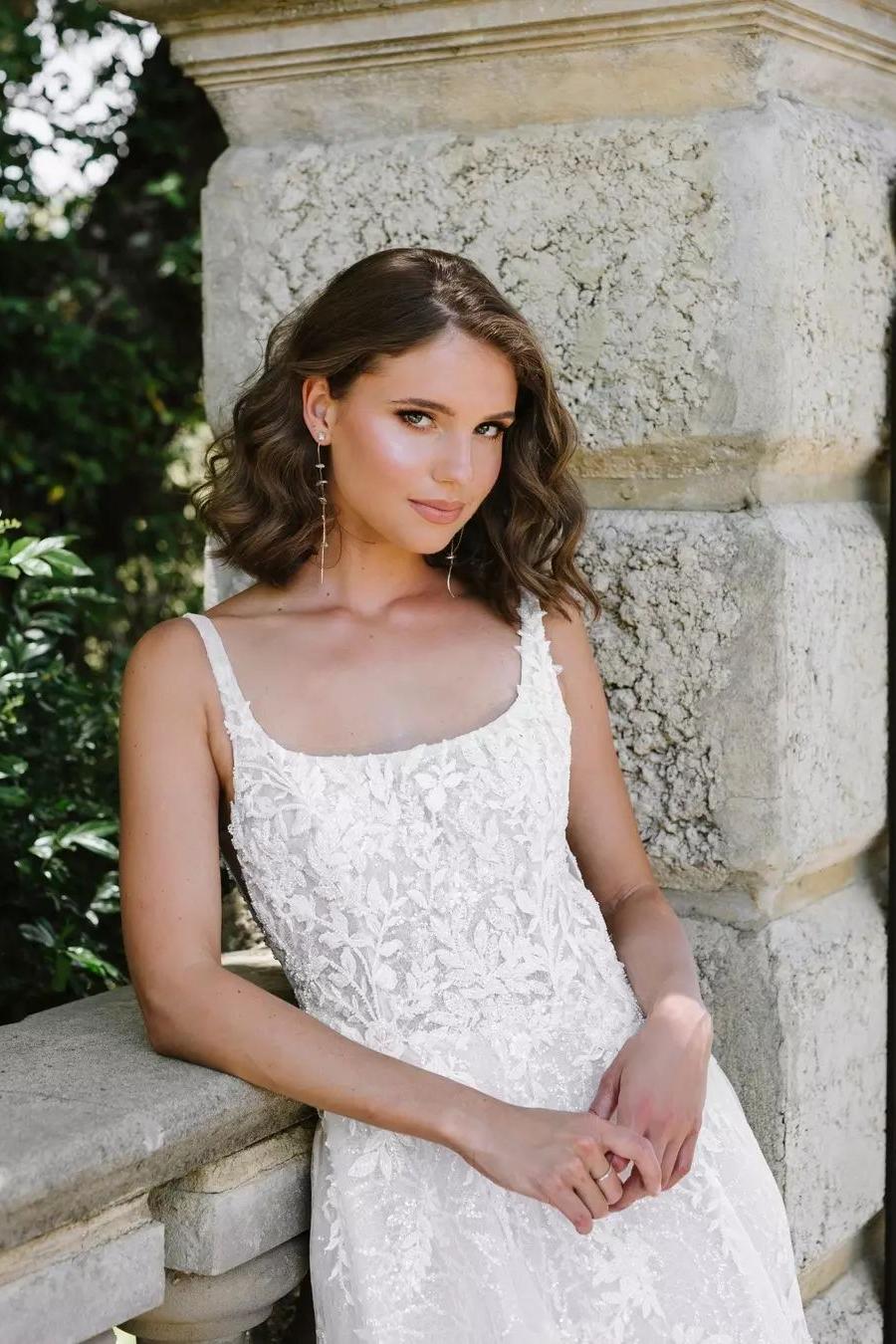 A Line Lace Scoop Sleeveless White Beach Wedding Dress Bridal Gown With Appliques