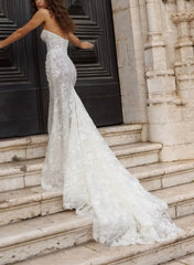 A Line Sweetheart Sleeveless Chapel Train Lace Tulle Wedding Dress with Beading and Flowers