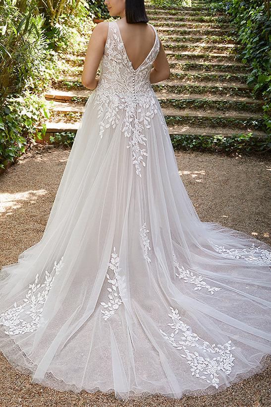 A-Line V-Neck Sleeveless Court Train Tulle Wedding Dresses With Appliques Lace