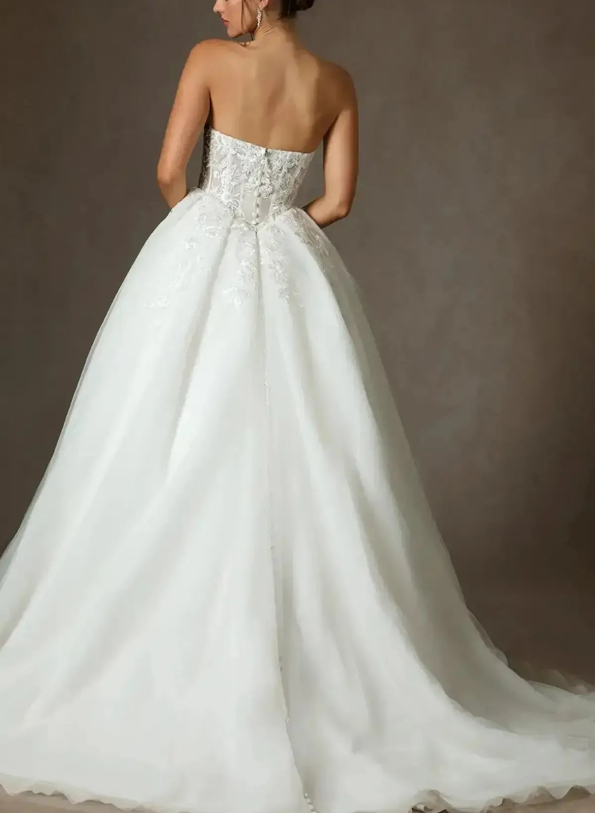 Ball Gown Sweetheart Sleeveless Sweep Train Lace Organza Wedding Dress with Appliques