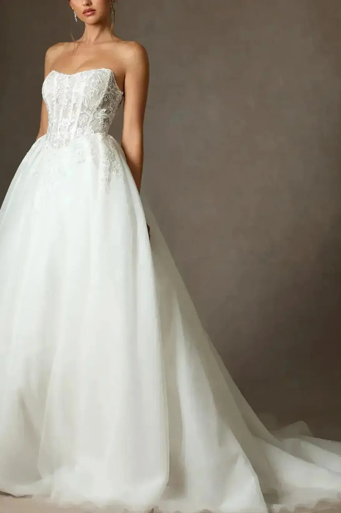 Ball Gown Sweetheart Sleeveless Sweep Train Lace Organza Wedding Dress with Appliques