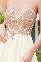 Ivory Chiffon Graduation Dress A Line Sweetheart Short Prom Dress with Appliques