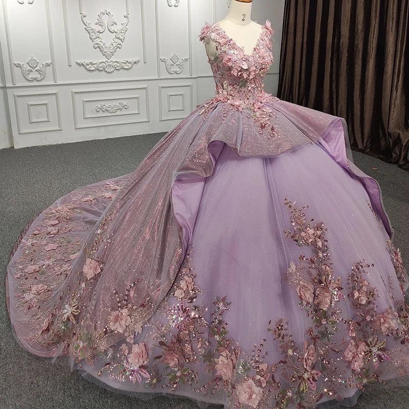 Chic & Modern Ball Gown V Neck Lace Appliques Beaded Tiered Lilac Tulle Quinceanera Dress Princess Party Gown For Sweet 16