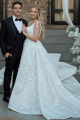 Ivory Wedding Dress Scoop Neck Ball Gown Bridal Dress with Appliques