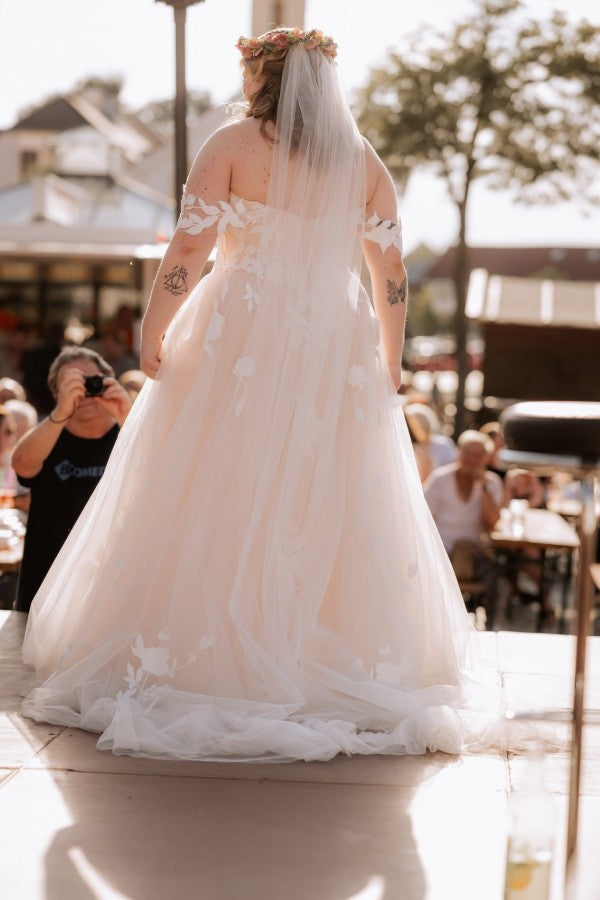 Dreamyannie Champagne Plus Size Wedding Dress A Line Off the Shoulder Bridal Gown with Lace Appliques