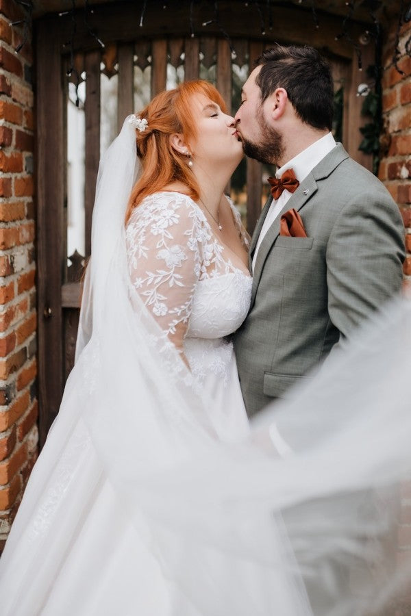 Dreamyannie Long Sleeve Plus Size Wedding Dress V Neck A Line Bridal Gown with Lace