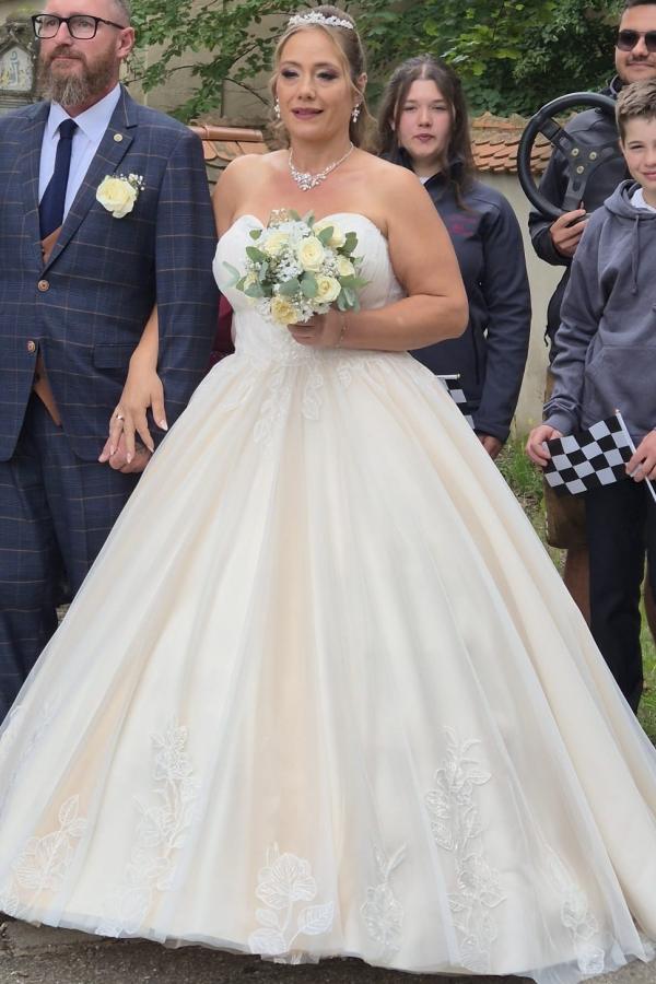 a line wedding dresses uk plus size Dreamyannie UK Plus Size Wedding Dresses Sweetheart Neck A Line Bridal Gowns  with Lace Appliques