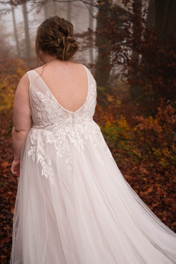 Dreamyannie V Neck Beach Plus Size Wedding Dress A Line Tulle Bridal Gown with Lace Appliques