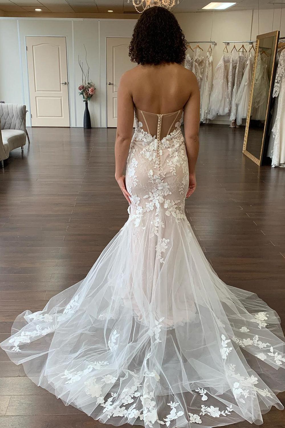 Enchanting Ivory Mermaid Sweetheart Beach Wedding Dress with Lace Details