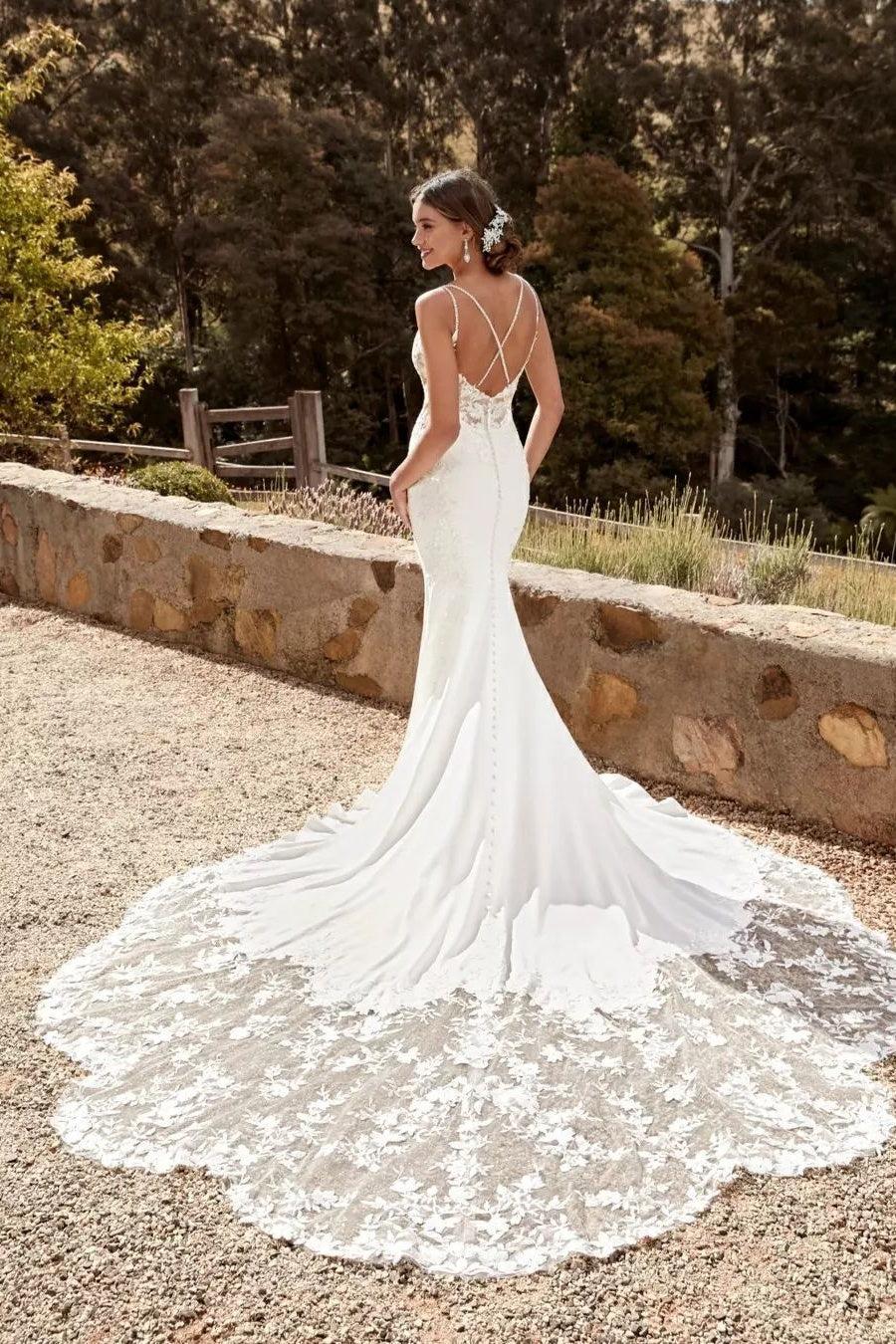Ivory Beach Wedding Dress Mermaid Spaghetti Straps Appliques Bridal Dress with Sweep Train