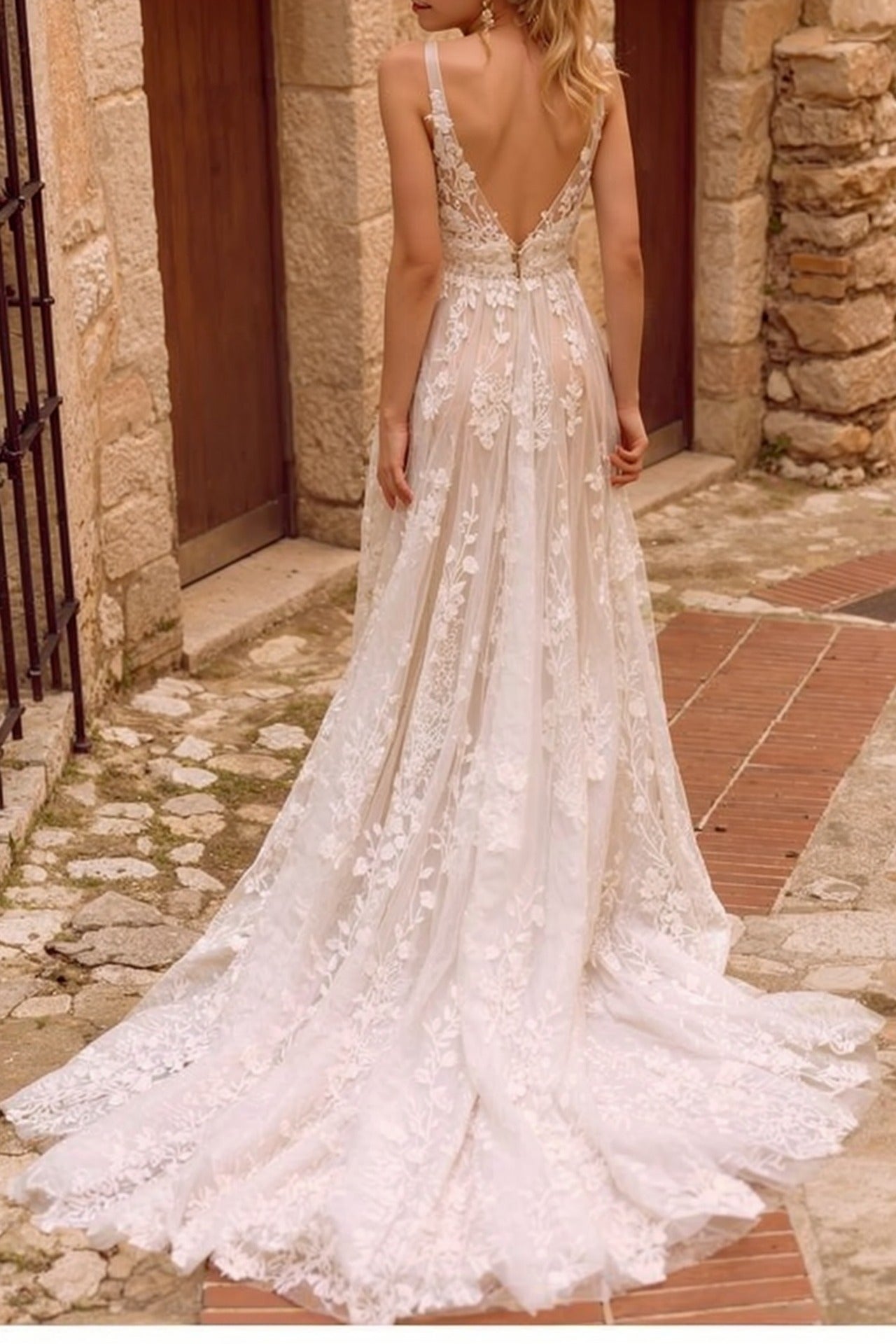 Ivory Beach Wedding Dress Spaghetti Straps Appliques Bridal Dress with Sweep Train