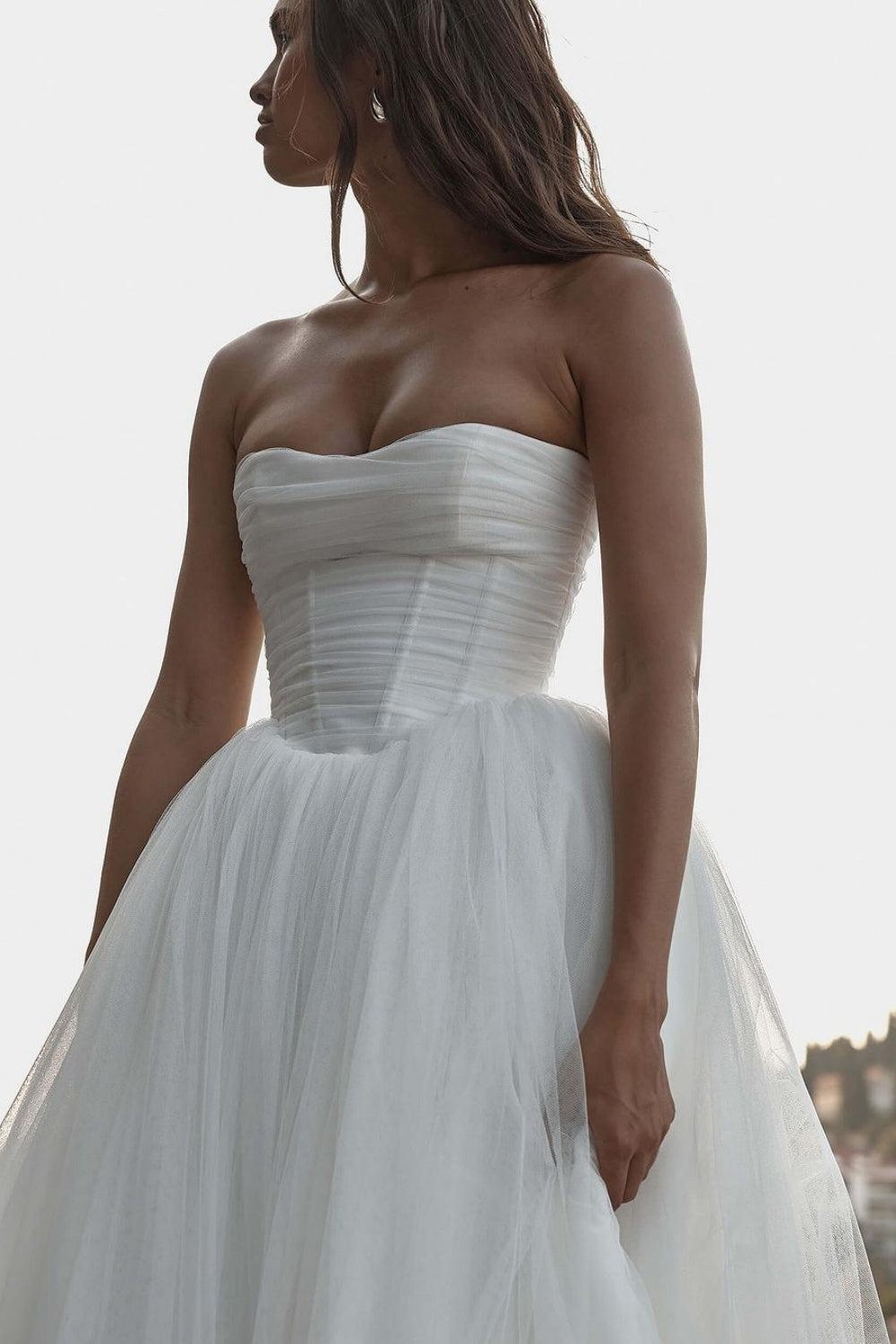 Ivory Strapless Beach Wedding Dress Ball Gown Corset Tulle Bridal Dress with Sweep Train
