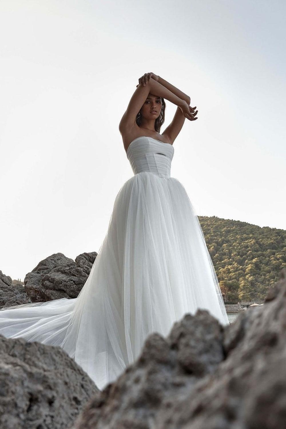 Ivory Strapless Beach Wedding Dress Ball Gown Corset Tulle Bridal Dress with Sweep Train