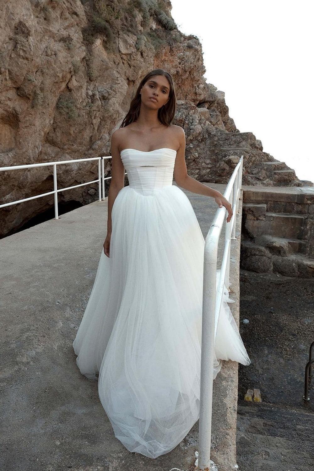 Ivory Strapless Beach Wedding Dress Ball Gown Corset Tulle Bridal Dress with Sweep Train