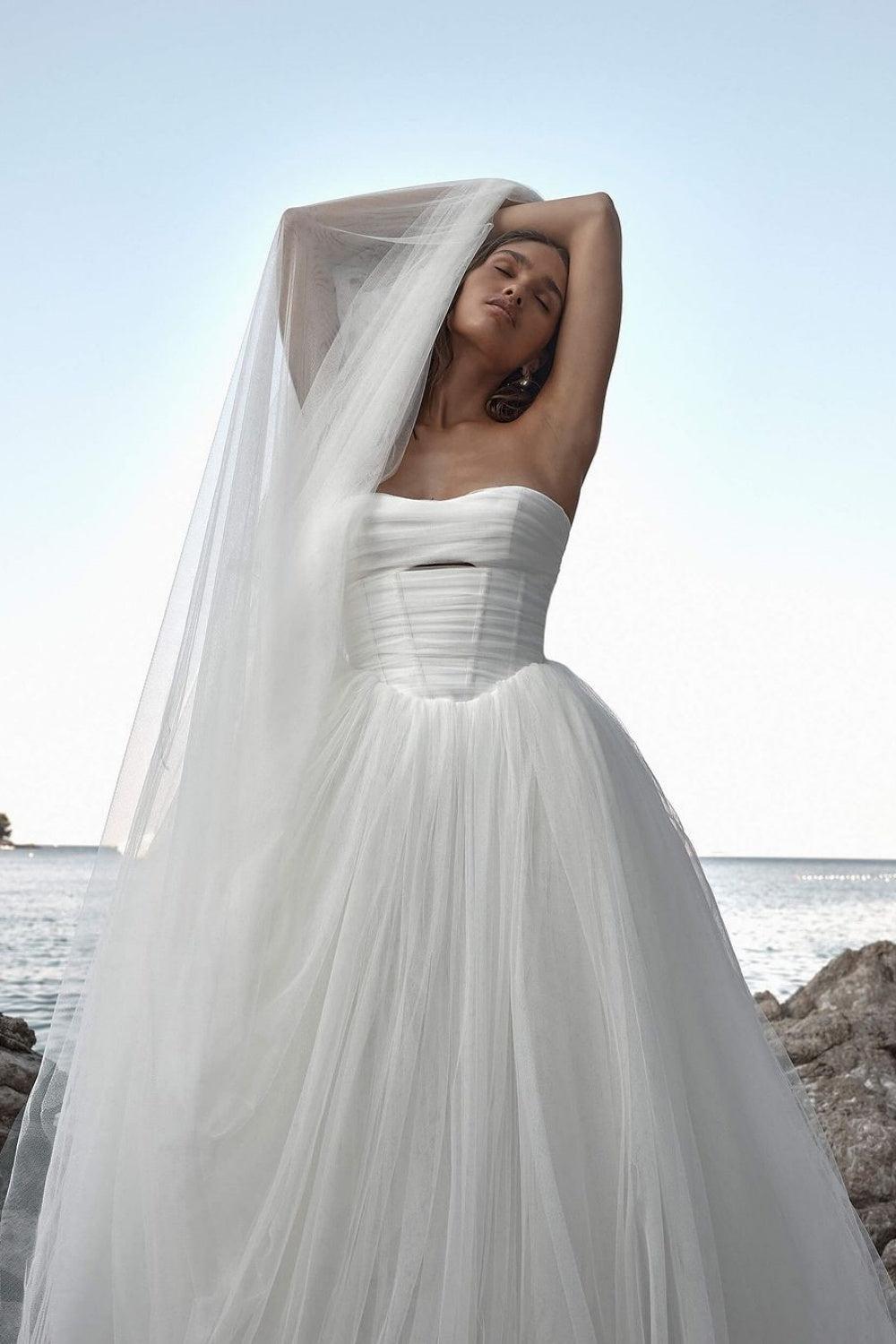 Ivory Strapless Beach Wedding Dress Ball Gown Corset Tulle Bridal Dress with Sweep Train