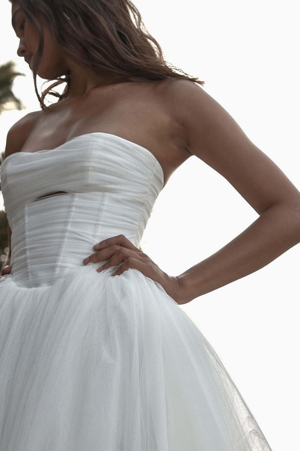 Ivory Strapless Beach Wedding Dress Ball Gown Corset Tulle Bridal Dress with Sweep Train