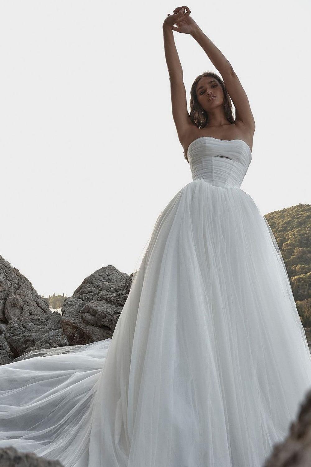 Ivory Strapless Beach Wedding Dress Ball Gown Corset Tulle Bridal Dress with Sweep Train
