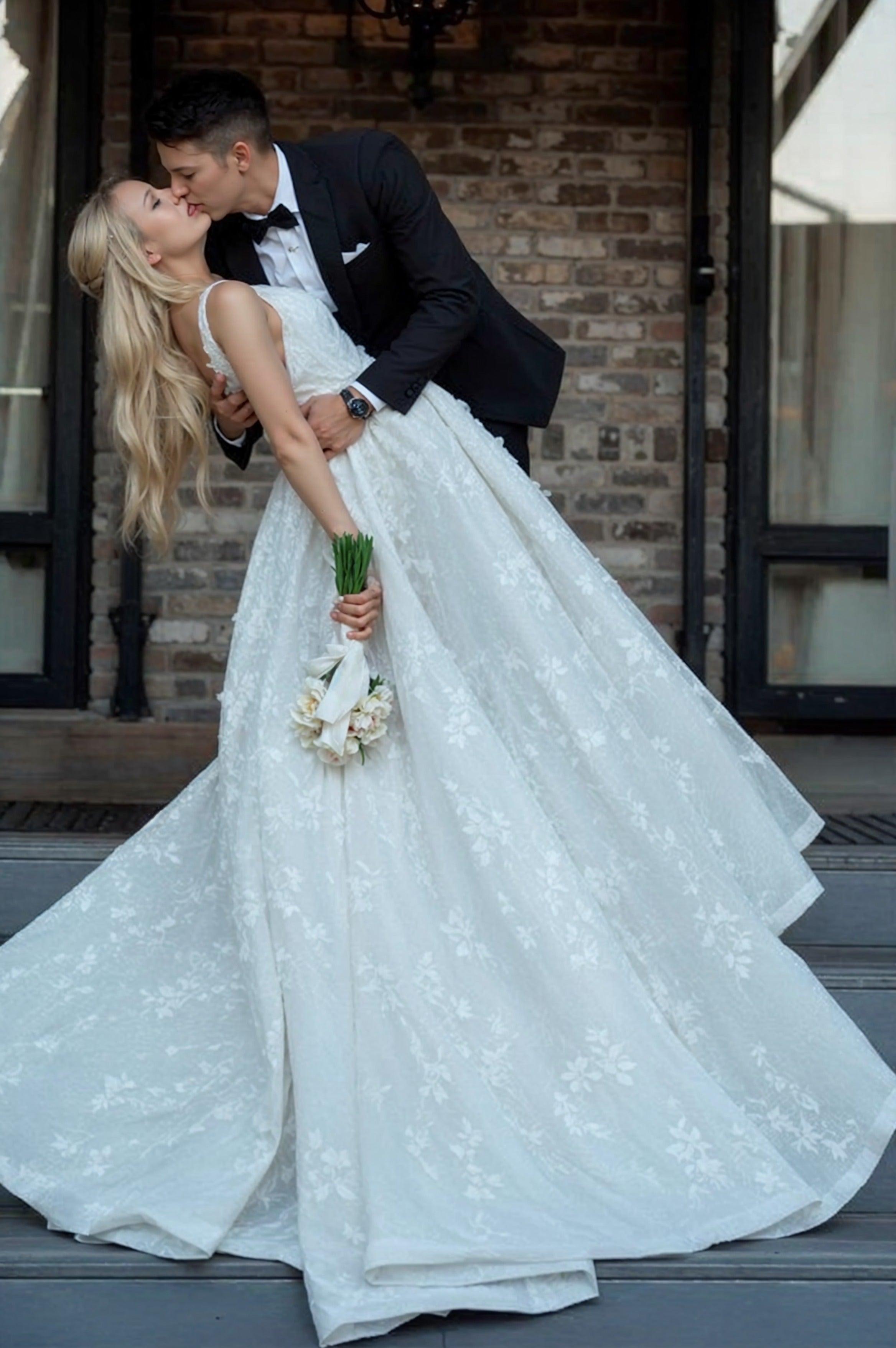 Ivory Wedding Dress Scoop Neck Ball Gown Bridal Dress with Appliques