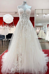 Ivory Tulle Lace Wedding Dress A-Line Sweetheart Bridal Dress with Sweep Train