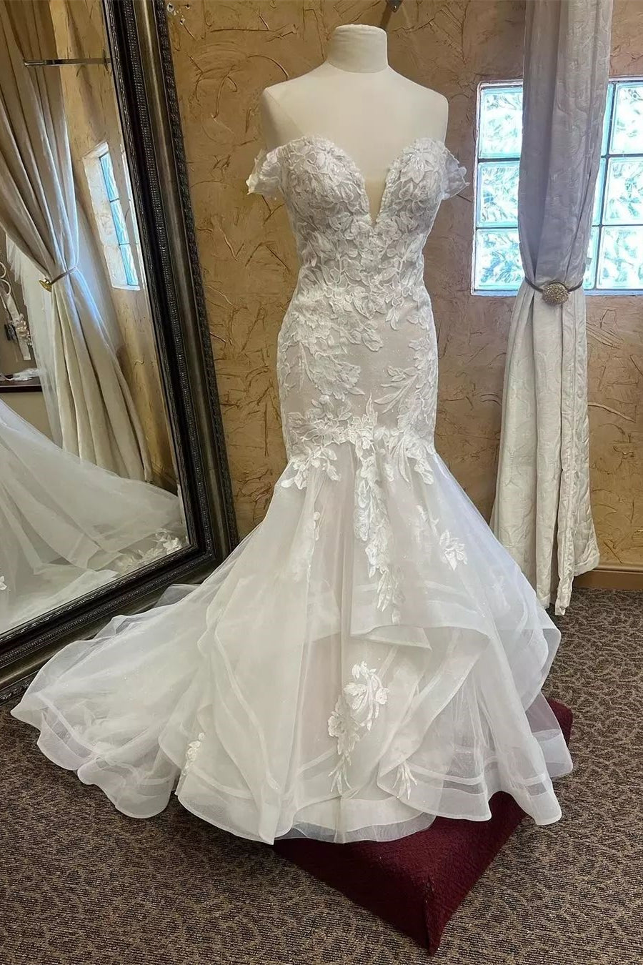 Mermaid Lace V Neck Sleeveless White Wedding Dress Bridal Gown With Appliques