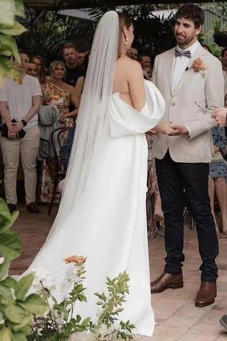 Off-The-Shoulder Beach Wedding Dresses With Detachable Train