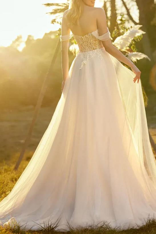 Off-The-Shoulder Sleeveless Lace/Tulle Wedding Dress With Appliques Lace