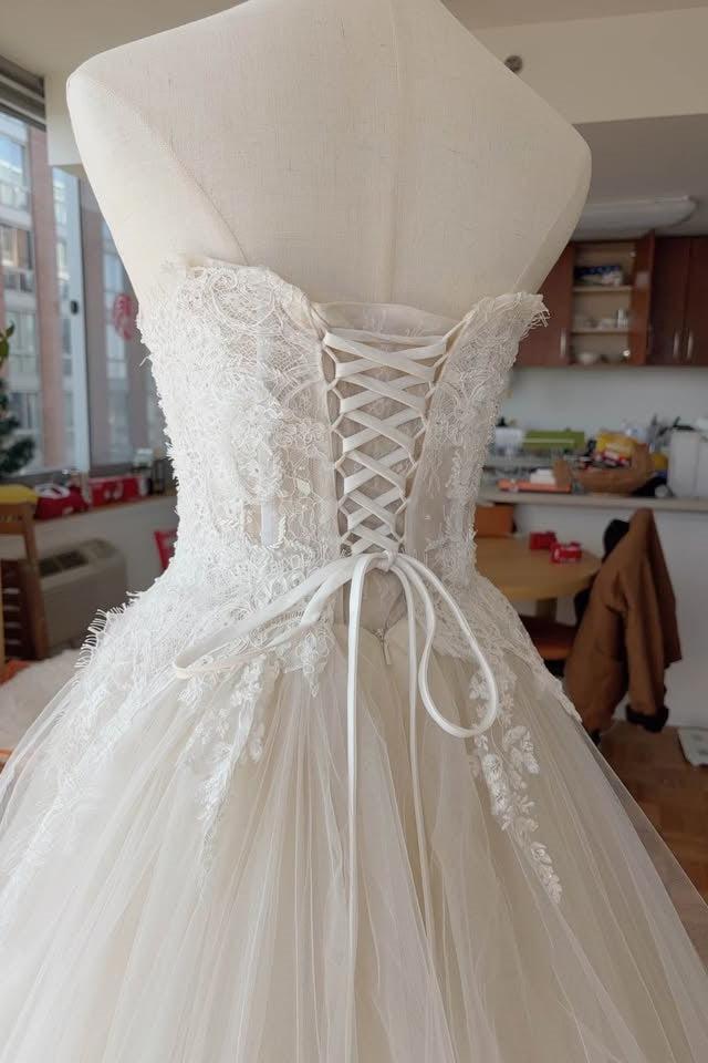 Strapless A Line Wedding Dress Sleeveless Lace Appliqued Floor Length Tulle Bridal Gown