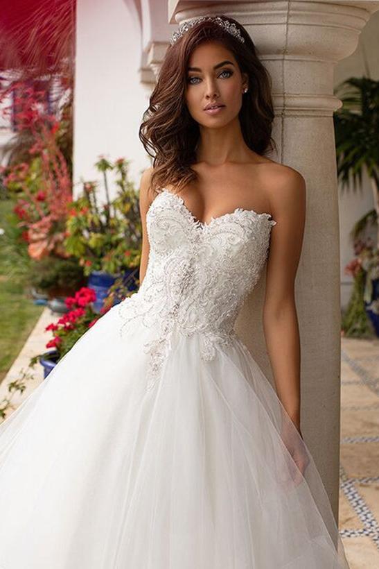 Sweetheart Lace/Tulle Wedding Dresses With Cascading Ruffles